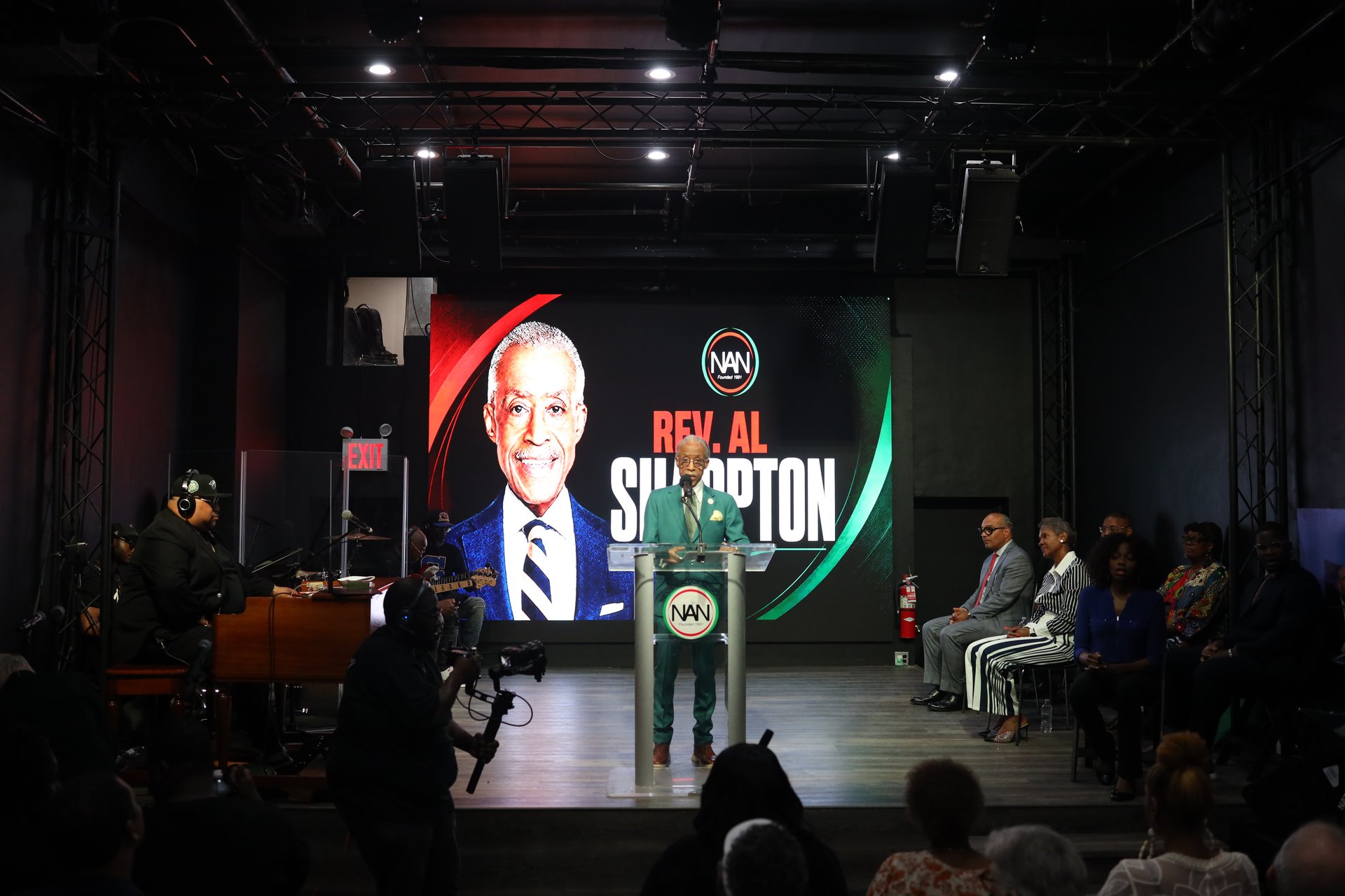 The first rally fills the new House of Justice